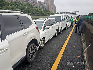 國3北上新北三鶯路段兩事故　9車撞擊無人受傷