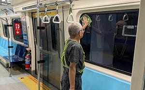 噁！搭捷運驚見「大叔盤坐摳腳、座位留穢物」 北捷回應了