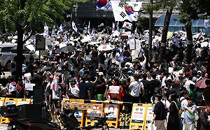 (影）「選票只印一半」惹怒南韓！萬人圍計票中心喊重選 「中國介選」陰謀論炸鍋
