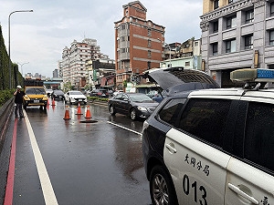北市瞬間豪雨人孔蓋噴飛　3車壓到凹洞爆胎無人傷