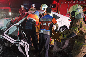 台南自小客疑暗夜自撞側翻　男駕駛送醫不治