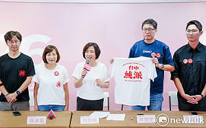 (影)何欣純發表跨世代發言人團隊 「台中純派」工作T亮相
