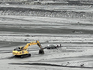 馬太鞍溪湍急沖走吉普車卡沙洲　工地主任失聯