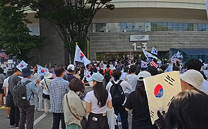 韓國人持續上街抗議選票短缺！  台灣記者因「這事」遭示威者包圍…