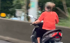 國道路肩驚見騎車狂飆！安全帽噴飛 目擊駕駛傻眼：阿嬤勇闖國道