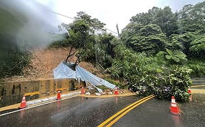 桃園連日大雨釀土石滑落！蘆竹這路段單線雙向管制中