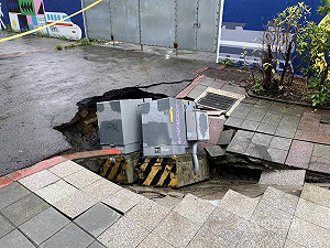 台北雨勢不斷 大同區人行道塌陷變電箱倒塌