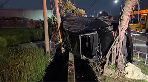 台中梧棲車禍　小客車自撞路樹釀2死1傷
