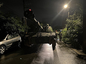 陸軍履帶車桃園楊梅巷弄會車不慎　撞5車、無人傷