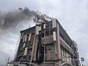 台中大樓頂樓火警　基地台輸電線路起火幸無人傷