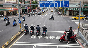 機車如何左轉引熱議！逾8成民眾支持「兩段式左轉」更安全