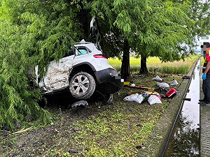 自小客車宜蘭市區自撞護欄1死4傷  肇因待查