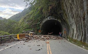 南橫台20線松濤隧道口坍方 雙向阻斷搶修中估9點通車