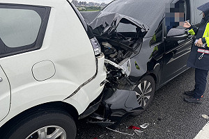 國1五楊高架桃園路段6車事故　1女乘客受傷送醫