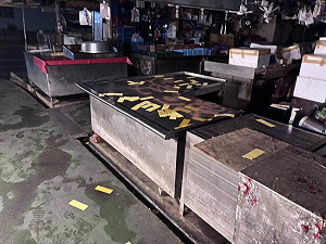 高雄男不滿海鮮售價　黃昏市場噴漆撒冥紙送辦