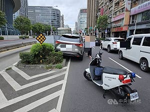 台北小巨蛋附近自撞車禍 變電箱受損一度停電