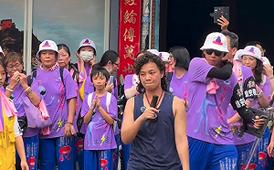 原來是同梯啊？  「這網紅」曝自己與玄濟宮鄔馨茹在金門當兵...