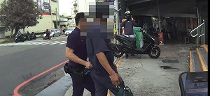 台南2男攜毒雙載毒駕遭攔　警飛身撲倒逮捕送辦