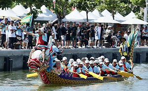 林園傳統龍舟賽熱血登場  陳其邁鳴槍、加碼萬元獎金激勵士氣 