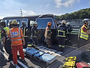 國1五楊南向龜山路段軍方小巴撞遊覽車　11人受傷