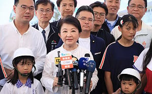 (影)被問到韓盧聯盟成形 盧秀燕順道分享鳳梨釋迦私房吃法