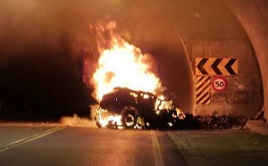 美濃月光山隧道驚傳汽機車火警   1燒死1吸入性嗆傷  