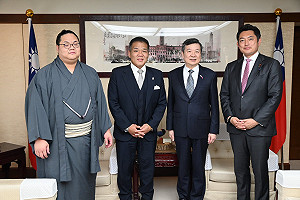 台日混血力士東白龍拜會駐日代表處 李逸洋盼加強台日相撲交流