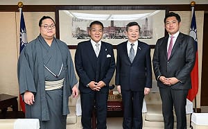 台日混血力士東白龍拜會駐日代表處  李逸洋盼加強台日相撲交流
