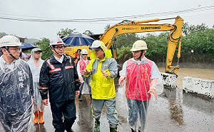 米克拉外圍環流挾豪雨襲旗美　陳其邁視察抽水站掌握水情