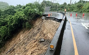 豪雨狂炸台南！ 龍崎182線路坍塌雙向封閉 電桿墜落邊坡釀7戶停電