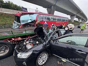 林口車禍國1北上雨中連環撞　30傷8送醫5車道受阻