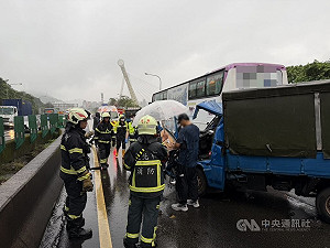 國1汐止段小貨車追撞客運　貨車駕駛送醫不治