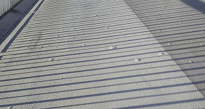 淡江大橋人行道驚見不明突起像「青春痘」？公路局：預計七月中旬改善