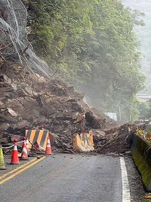 連日豪雨釀宜蘭南澳宜57線坍方 金洋村260戶一度成孤島 縣府拚傍晚搶通