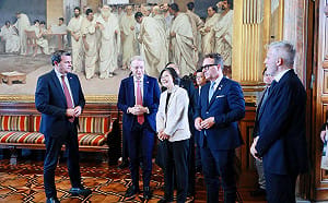 蔡英文步入義大利參議院　獲副議長接待：台義交流一步步深化