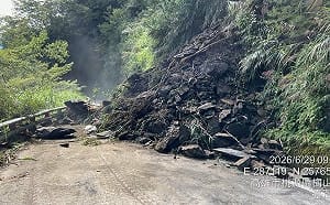 高雄桃源南橫天池路段邊坡坍方  公路局封路急搶修預計中午完成