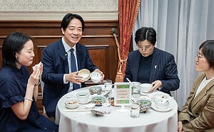 《臺灣漫遊錄》三道經典菜色重現 楊双子親導覽見賴清德首嚐麻薏湯