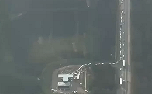 (影) 加油車隊綿延數公里! 煉油廠頻挨轟 俄國內爆嚴重燃料荒 被迫每月進口40萬噸汽油