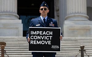 罕見！美空軍少校身著軍服舉牌抗議  籲彈劾川普、范斯