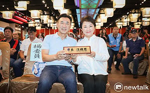 從盧秀燕手中接下「市長」名牌  江啟臣：我準備好了