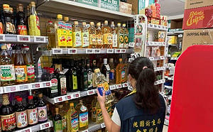 桃市府批黃世杰熱衷洗地又狀況外 問題油校園名單昨已公布在衛生局官網