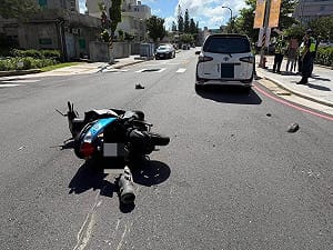 澎湖馬公小客車與機車相撞　騎士傷重後送不治