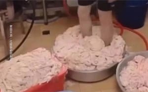 太平驚爆「 腳踩去角質炸雞 」!  網諷印度拜師 台中食安處將強勢稽查