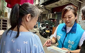 颱風將至！陳怡潔送防災物資 關懷獨居長者