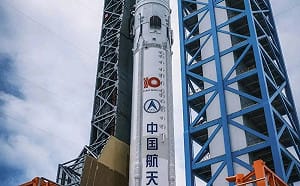 (影) 中國火箭首度「抓回自己」！挑戰SpaceX垂直著陸 長征十號B海上網捕回收 