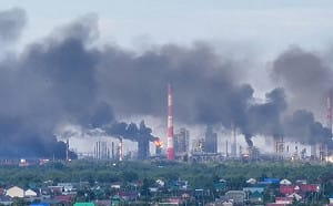(影) 俄60能源要點七月遭打擊! 多地油庫陷入火海 民眾搶油爆群毆