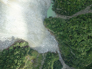 萬里溪堰塞湖1.5公尺土石隨時崩塌！蓄水量破511萬噸 紅色警戒中