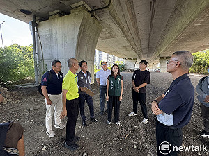 林俊憲林依婷會勘86快速道路橋下籃球場規劃 活化閒置空間打造全民運動環境