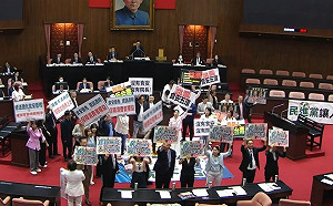 戴立安民調》3.立院監督評價藍綠幾乎打平  42.2%認同閣揆應副署法案、45.9%贊成倒閣