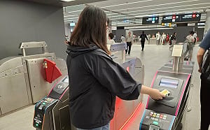 北車雙鐵閘門新升級！增「紅燈閃爍」抓逃票 北捷：抓到重罰50倍